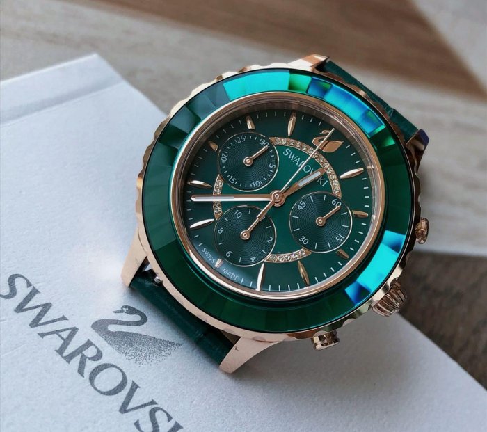 SWAROVSKI Octea Lux Chrono綠色錶面盤綠色皮革錶帶石英三眼計時女士
