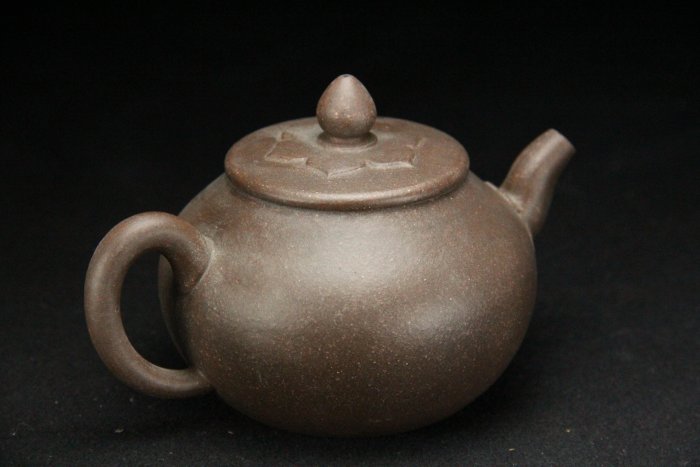 桑園の】宜興早期壺紫砂仲美款手工刻字款嘴/蓋花瓣紋路泡茶壺K 8166