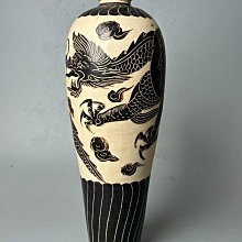 宋代磁州窯龍紋梅瓶白釉黑彩工藝龍紋生動云紋環繞底部黑釉放射紋路清晰
