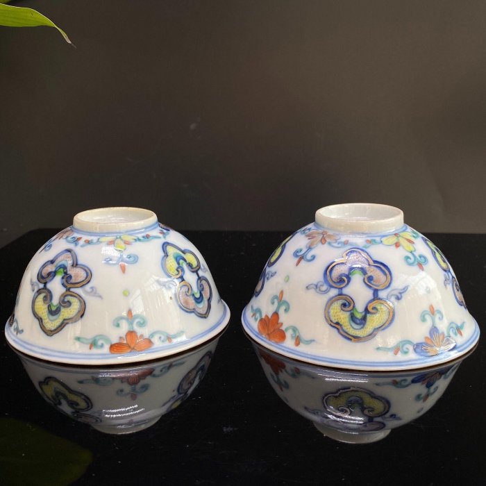 道光粉彩碗清道光粉彩寶相花+纏枝紋碗一對，家父早年收藏，釉面溫潤
