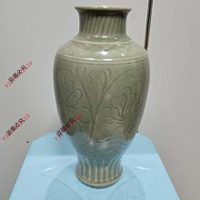 清代龍泉窯刻花瓶，梅子青釉色，器型端正。器身刻花卉紋飾，刻工清晰