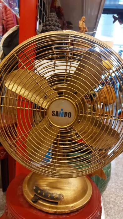 大瑞古玩~ 委託品~阿公級電風扇/早期 聲寶 SAMPO老電扇鑄鐵金彩/古董電風扇三段風力強運轉正常可固定/珍藏品擺飾擺件