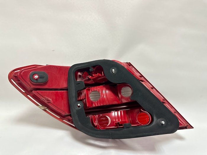 新店【阿勇的店】C300 C200 尾燈/正廠件/原廠件/8成新/ W204尾燈 07~11前期 紅白原廠型尾燈
