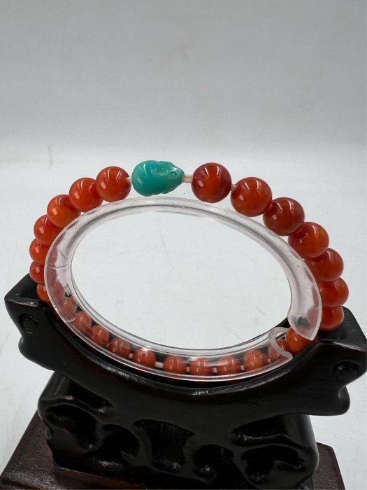 日常佩戴的奢華:綠松石南紅錢鼠手錬,提升你的日常格調