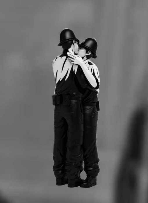 新玩藝投資Mighty Jaxx Kissing Coppers by Banksy親吻警察愛與和平