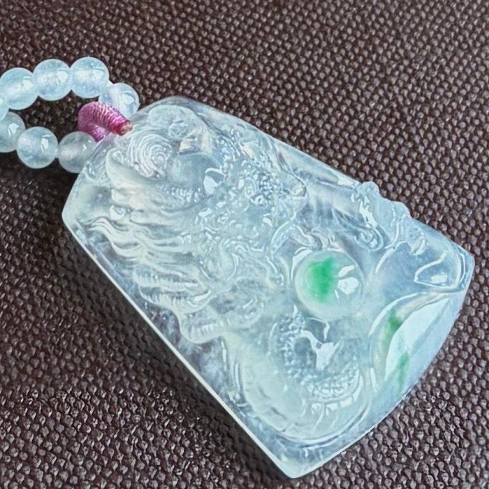 ＊頂園翡翠＊《燈泡頂級揭陽工藝木拿泛光玻璃種嬌綠金絲陽綠翡翠「龍王龍如意」雕墜》保證A貨  附玻璃種項鍊 附玻璃種緬甸玉鑑定書 一元起標