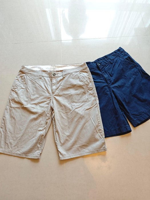 ESPRIT卡其色短褲&UNIQLO深藍短褲 9.9新 腰圍標示32吋（腰圍平量41cm，32吋）褲長53，臀圍100cm，襠長26cm 漂亮極新
