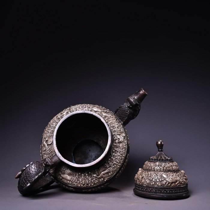 珍品舊藏西藏收純銅高浮雕鏨刻鎏銀藏式吉祥八寶酥油茶壺工藝精湛器型