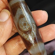藏區回流一顆滿風化紋佛眼天珠，六眼天珠的特殊圖騰，白心玉化料。這顆