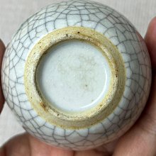 乾隆時期哥釉葫蘆瓶，高度11.5公分，鐵線大開片，金絲細膩美學，適合