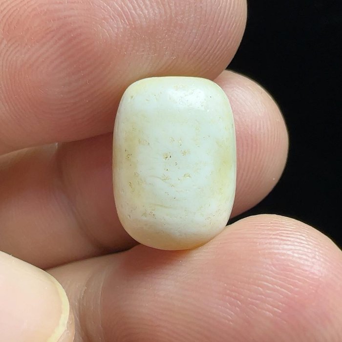 白龍神天珠　白地　至純天珠 嚴選天然白豪天珠，風化石珠尺寸14.6×11mm 高49mm 採自西藏磁石背刻白