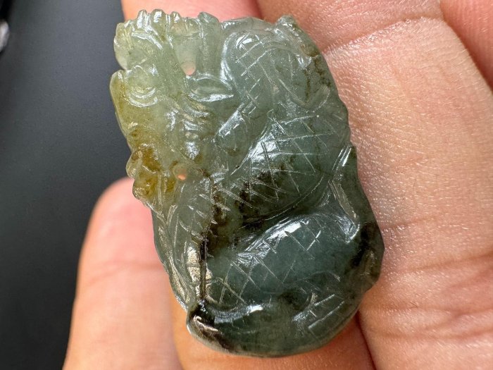 百年老工坊創作的天然翡翠龍墜，精緻 雕琢，兼具美學與收藏價值。 各種場合佩戴，是生肖族人的理想配飾選擇。