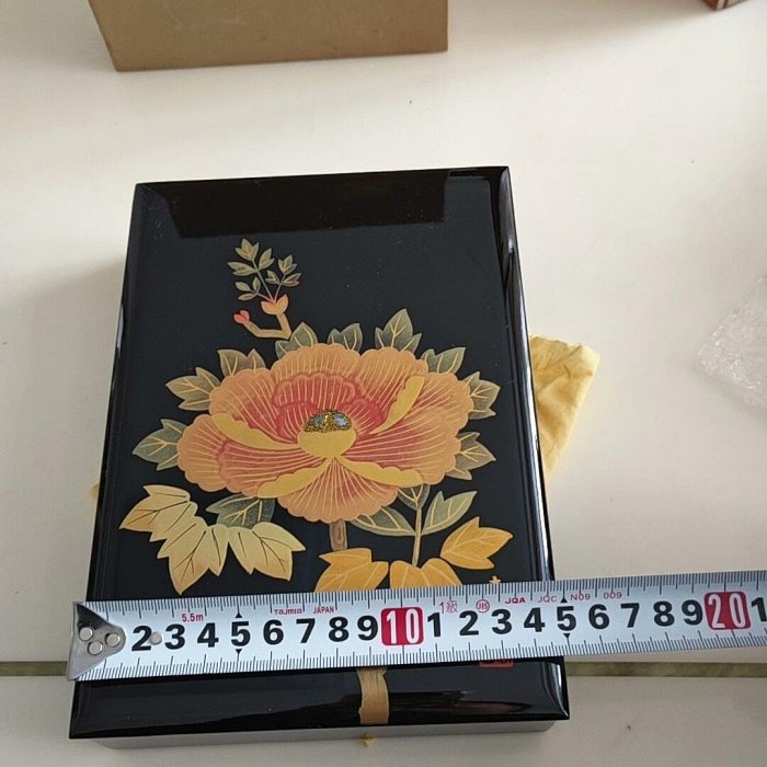 嚴選2676日本回流金蒔繪牡丹紋漆器文房盒，黑色亮澤漆面，工藝復古牡丹