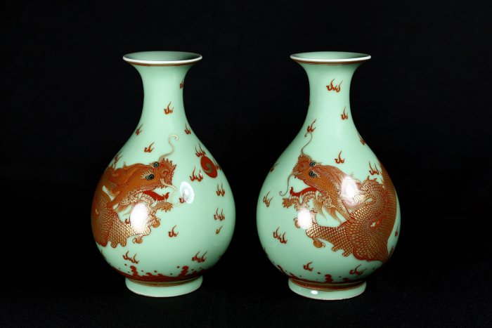 博古珍藏》款大清乾隆年製．豆青地描金紅龍紋玉