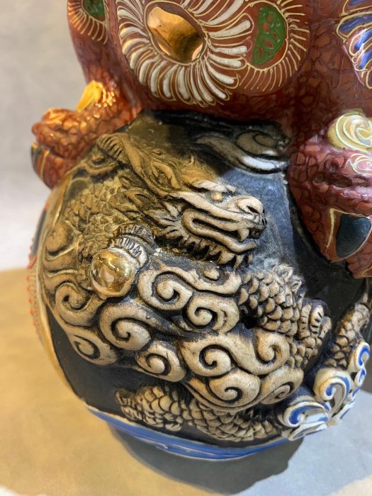 【櫻】過去最大級83cm 九谷 八幡窯 玉獅子 吽形像 置物 資産家収蔵品[na]02 K01 日本古董九谷燒瓷器《八幡窯金彩色繪玉獅子置物九谷燒赤獅子擺件