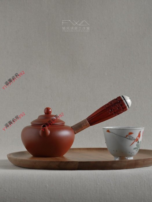 【二手】唐羽紫砂壺，琴把紫砂壺，手工鋦藝側把壺  【器】新壺，身桶機車成型，廠斷把，容量200cc ，七孔水，口蓋合。壺嘴口91297