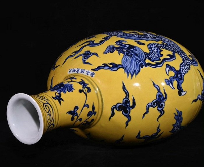 嚴選大明宣德時期黃釉青花龍紋扁瓶，高45x33公分，適合收藏古董瓷器