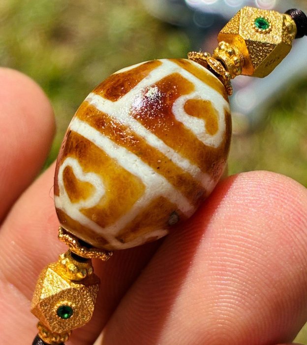 老不丹六瓣蓮花達洛天珠，千年古玉質地油潤，白底棕色紋路清晰，適合