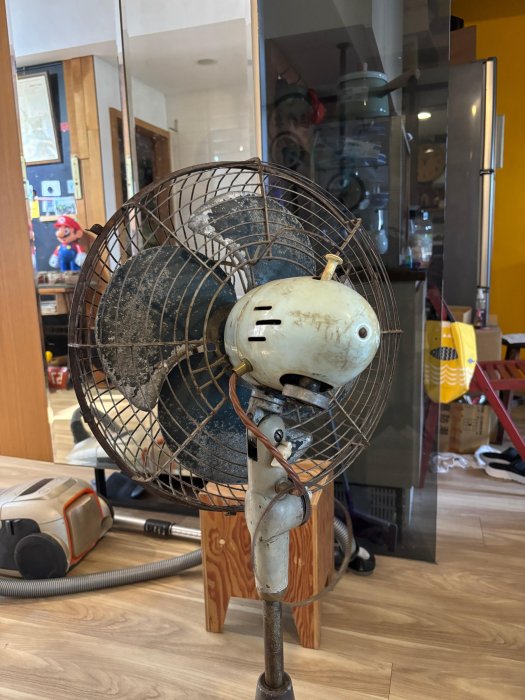 台灣早期砲彈造型電風扇,正常使用
