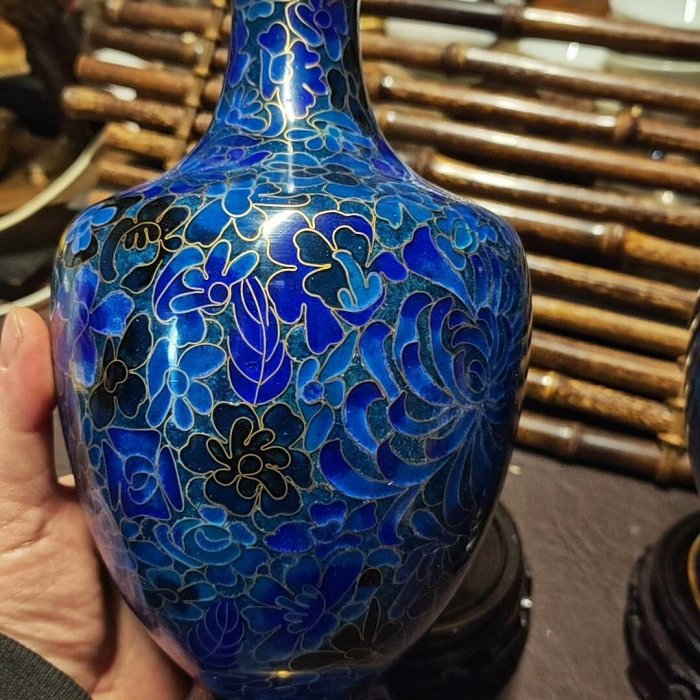 嚴選2477年景泰藍賞瓶，全品相配原盒托，滿工掐絲精細，整體高度26.5