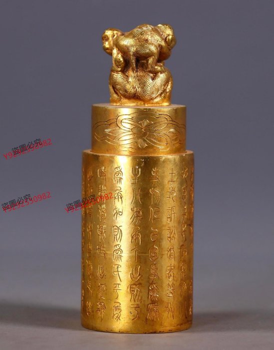 臻品舊藏純手工鏨刻銅鎏金印章高12厘米，直徑4.5厘米，重1208克