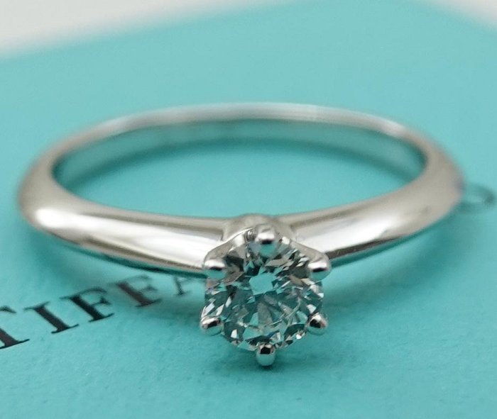 1元起標無底價【10/18 週日結標】【TIFFANY】六爪 單鑽 PT950鉑金 鑽戒 0.3CT 國9