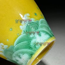 清康熙黃地素三彩龍紋瓶，器型規整，瓶身飽滿，頸部修長。黃釉地，三彩