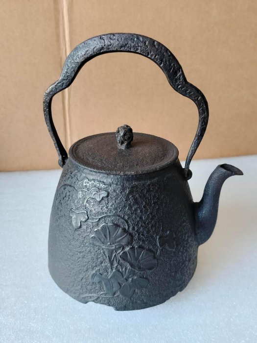 BU380 【龍盛堂造】柚子肌葡萄蔦地紋甑口鉄瓶・古鉄瓶・老鐵瓶・鐵壺 重量1.6kg☆茶道具煎茶道具古道具骨董鉄器古美術 D11 鐵瓶\u2013 六陸堂