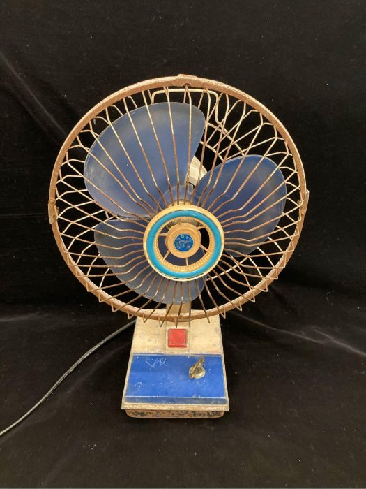 台灣早期 金龍牌 小型電風扇 扇網直徑31高45公分 四段風速 無法擺頭 因為東西太大無法店到店購買前請私訊