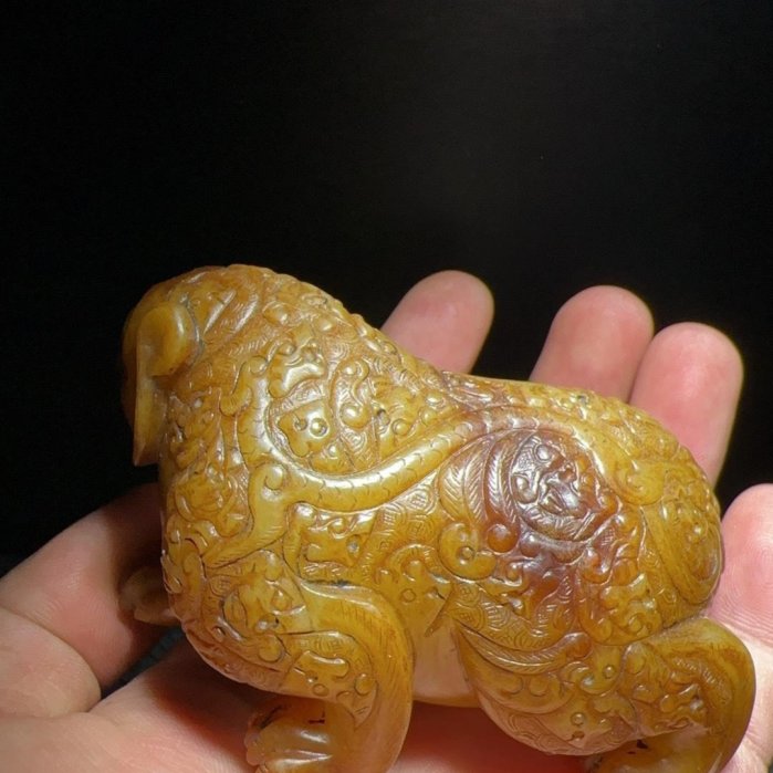 舊高古玉，戰漢玉器，老玉和田玉玉熊造型獨特，工藝精湛，玉質飽細膩