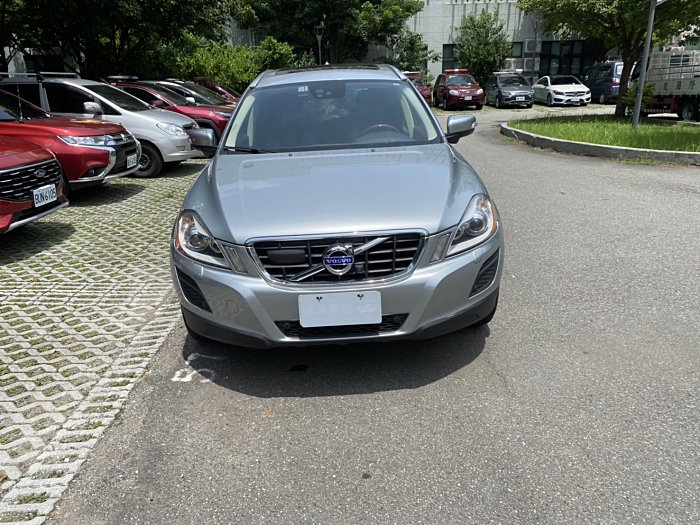 誠意出售 2013瑞典坦克休旅車 XC60汽油 跑十萬 己認證完成