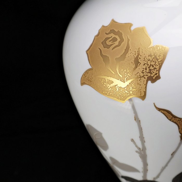 桑園の】日本頂級美瓷大倉陶園OKURA 純金箔金蝕玫瑰薔薇骨瓷花瓶27cm