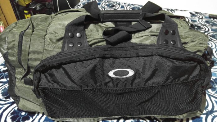 九成新!已絕版OAKLEY超大旅行袋,保證真品!歡迎面交!