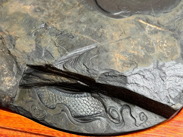 【歙州・雲龍文楕硯】◆水波細羅紋・魚子紋の美石◆唐木塗箱◆小品◆龍尾山 歙州・雲龍文楕硯】◇水波細羅紋・魚子紋の美石◇唐木塗箱◇小品