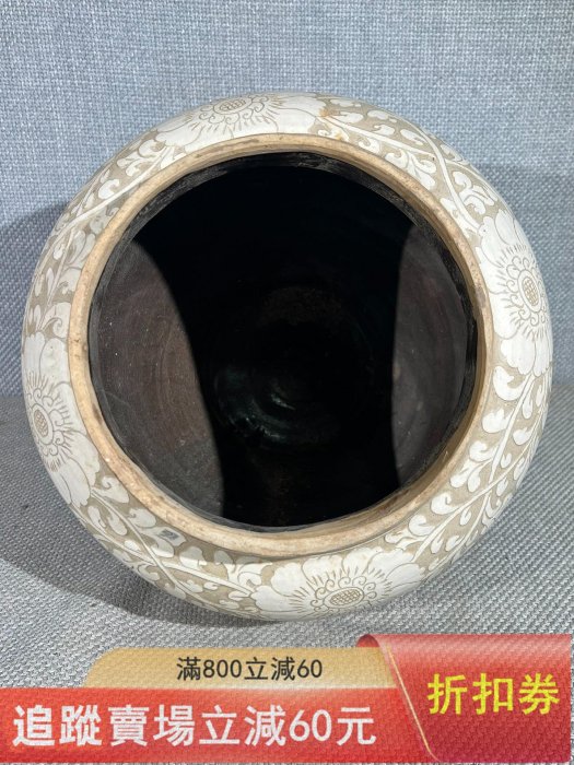 宋代磁州窯白釉剔花大罐直口、豐肩、圓腹、圈足，造型飽滿敦厚，是宋金