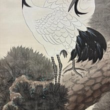 松鶴長春　水墨画 嚴選華石款《松鶴長春圖》，絹本單色裝裱，尺寸公分，骨質軸頭齊全，包