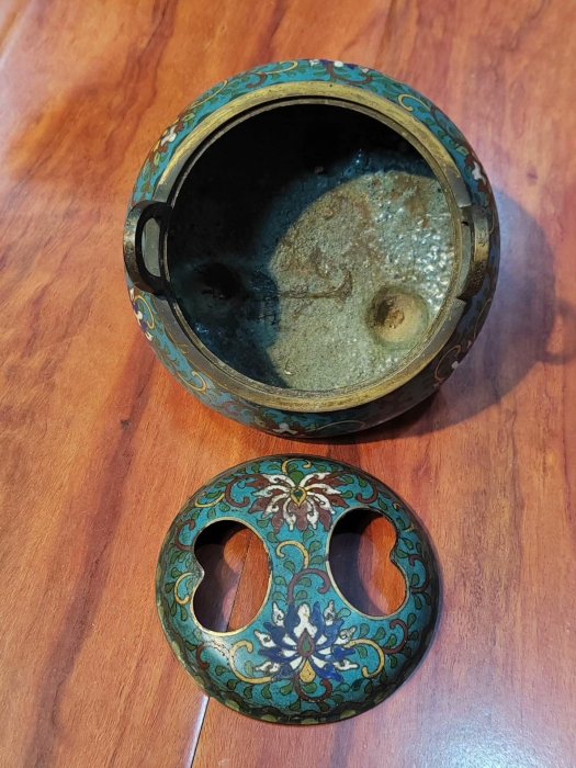 景泰藍掐絲琺瑯香爐，雙耳三足設計，藍底纏枝花卉紋，口徑11公分高11