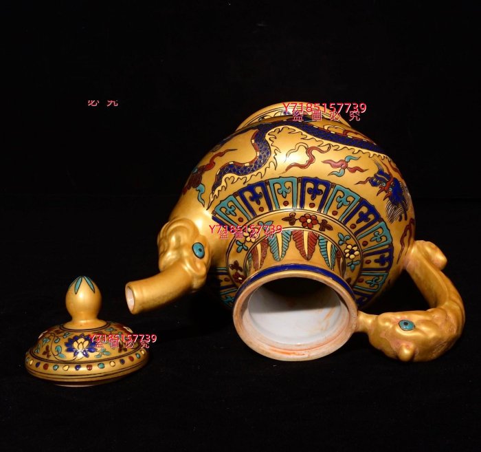 大明成化年制多字款金地彩龍紋壺，高19×19厘米??8385A01722 【錦繡古玩