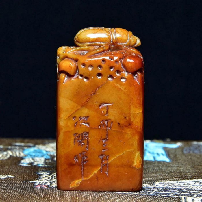 壽山石雕刻【富甲一方】印石章料落款丁卯三月【次閑】作尺寸：6x3.3x2