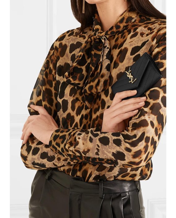 【YSL】專櫃經典款MONOGRAM系列V字縫線魚子醬牛皮金屬LOGO暗釦零錢包/手拿包(金色金屬)