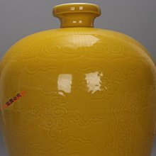 可議價明、宣德黃釉雕刻云龍梅瓶一對、高43.5厘米、口徑7.5厘米、肚徑