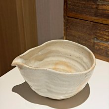 嚴選日本傳統手捏粉引片口抹茶碗，公道設計讓拿取更方便，握感極佳無瑕