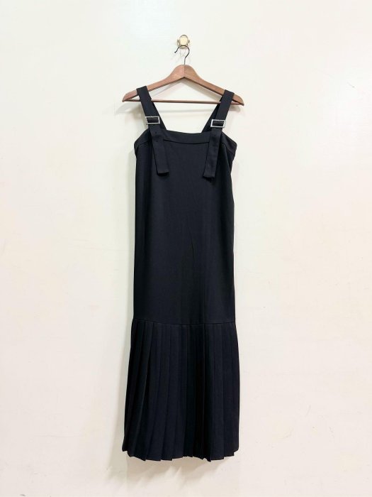 MOMA 黑色後背彈性百褶裙襬側拉鍊素面吊帶連身裙 / 36 / 4619