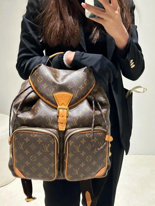 LV🔥🔥新品來襲🔥🔥 【𝐦𝐨𝐧𝐭𝐬𝐨𝐮𝐫𝐢𝐬 𝐜𝐚𝐫𝐠𝐨背囊】 背包自帶時髦複古氣息～ 仿如相機菲林的複古特效濾鏡～