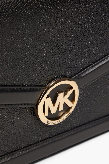 【Michael Kors】專櫃經典款 金屬LOGO荔枝紋牛皮翻蓋式斜背包(黑)