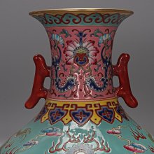 清、乾隆粉彩龍花卉雙耳瓶一個A、高28厘米、口徑11.5厘米、肚徑21厘