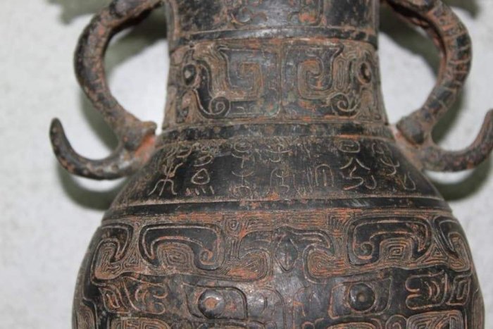 商周青銅酒器觶。觶是一種古代飲酒用的器皿，青銅製造。中國古代傳統禮