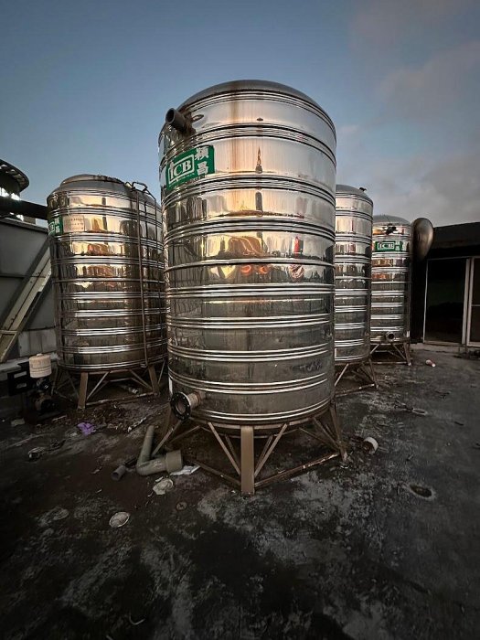 中古5噸不鏽鋼水塔.二手不鏽鋼水塔.5噸厚料白鐵水塔.5噸中古白鐵水塔.5噸二手白鐵水塔.便宜賣. O9l9-2l2782阿明