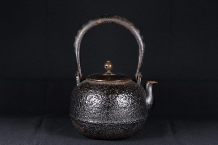 大日本釜師花　名越昌晴在銘　鉄瓶　1462g トカチサ　東な6-0831☆2F 大日本釜師花 名越昌晴在銘 鉄瓶 1462g トカチサ 東な6-0831☆2F