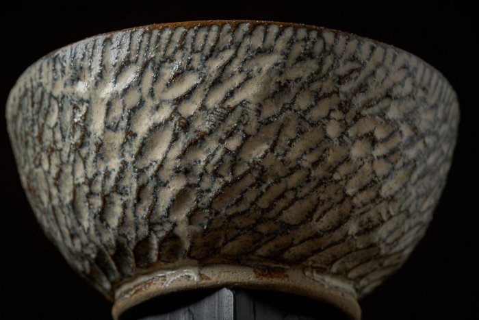 島岡達三縄文象嵌抹茶碗，口徑16.3cm高7.7cm，重量561克，人間國寶工藝